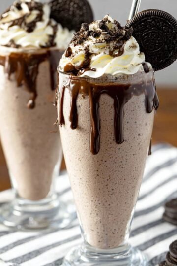 Easy Oreo Milkshake Recipe 1 Oreo milkshake with whipped cream, chocolate, and Oreo cookies.